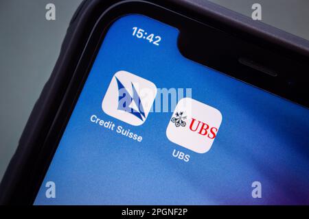 Vancouver, CANADA - Mar 20 2023 : icônes d'une banque d'investissement et d'une société financière mondiales basée en Suisse, Credit Suisse et UBS, vues dans un iPhone Banque D'Images