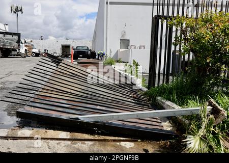 Montebello. 23rd mars 2023. La photo prise sur 23 mars 2023 montre une clôture en fer endommagée par une tornade dans la ville de Montebello, Los Angeles, aux États-Unis. La région de Los Angeles a été frappée mercredi par une tornade rare, la plus forte à avoir un impact sur LA région de LA Metro depuis mars 1983, selon les États-Unis Service météorologique national (NWS). Credit: Xinhua/Alay Live News Banque D'Images