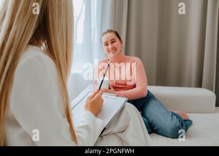 Patient souriant discutant avec le psychologue en clinique Banque D'Images