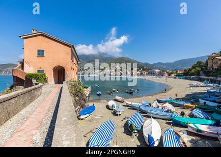 Italie, Ligurie, Levanto, Villa Preia et barques situées sur la plage de Spiaggia Levanto Banque D'Images