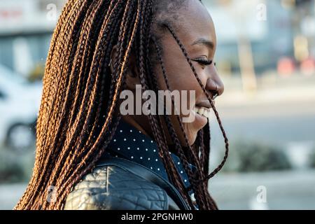 Bonne femme aux cheveux tressés Banque D'Images