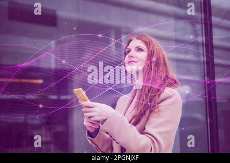 Femme d'affaires avec téléphone intelligent devant le bâtiment Banque D'Images