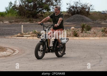 Cap occidental, Afrique du Sud. 2023. Homme à vélo électrique, en train de faire un essai routier. Banque D'Images
