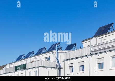 Allemagne, Rhénanie-du-Nord Westphalie, Cologne, ciel clair sur les appartements de banlieue avec panneaux solaires de toit Banque D'Images