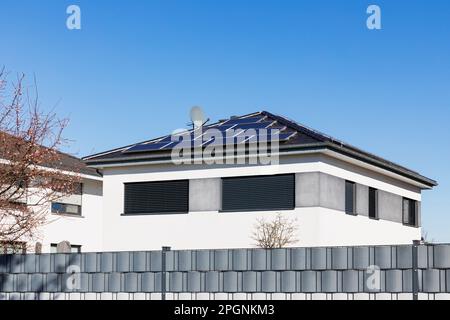 Allemagne, Rhénanie-du-Nord Westphalie, Cologne, ciel clair sur des maisons modernes avec panneaux solaires de toit Banque D'Images