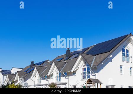 Allemagne, Rhénanie-du-Nord Westphalie, Cologne, ciel clair sur des maisons modernes avec panneaux solaires de toit Banque D'Images