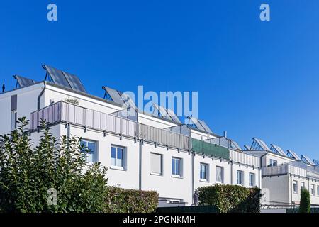 Allemagne, Rhénanie-du-Nord Westphalie, Cologne, ciel clair sur les appartements de banlieue avec panneaux solaires de toit Banque D'Images