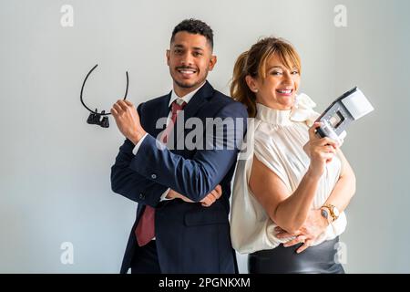 Des partenaires d'affaires heureux se tenant debout avec l'équipement sur fond blanc Banque D'Images