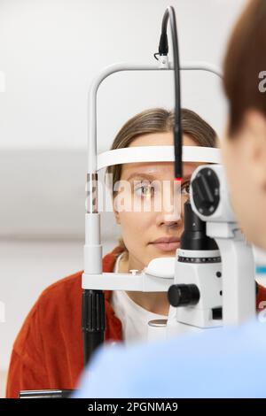 Patient soumis à un test de diagnostic de la vision en clinique Banque D'Images