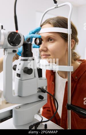 Femme subissant un test de diagnostic de la vision à la clinique médicale Banque D'Images