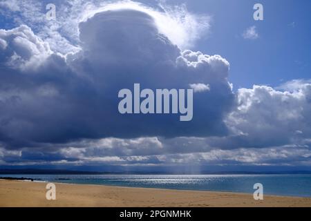 Afrique du Sud, Western Cape, Mossel Bay, grands nuages épais au-dessus de Santos Beach Banque D'Images