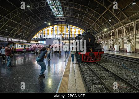 State Railway of Thailand†invite le public et le touriste à l'événement qui se déroule à Bangkok avec une particularité d'une lumière créative et 3D cartographie pour profiter du charme de l'emblématique gare de Hua Lampong. “Unloing Bangkok: Living Old Building Hua Lamphong” à la gare de Bangkok en tant que bâtiment du patrimoine dans le cadre de la campagne de la ville de Bangkok pour stimuler le tourisme dans la métropole en utilisant des activités créatives, dans le district de Pathum WAN, Bangkok, Thaïlande. Banque D'Images