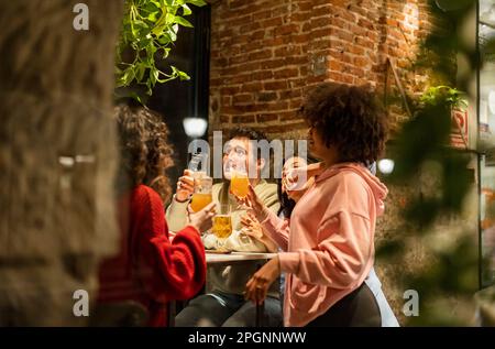 Amis avec de la bière s'amuser au restaurant Banque D'Images