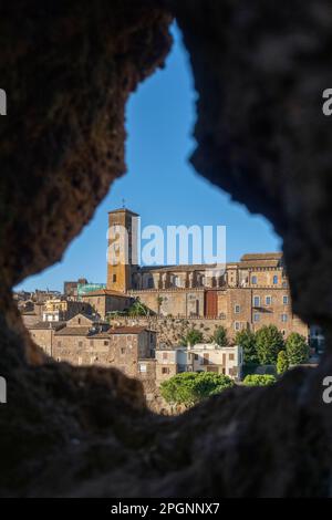 Italie, Latium, Sutri, Cathédrale de Santa Maria Assunta vu à travers trou dans le mur de roche Banque D'Images