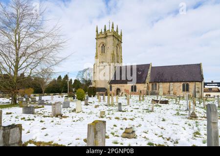 Shawbury, Royaume-Uni - 10 mars 2023; Église et cimetière de Sainte Marie la Vierge à Shawbury dans la neige dans le nord du Shropshire Banque D'Images
