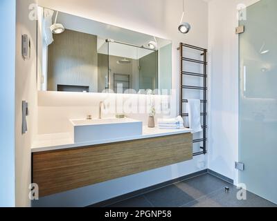 Lavabo avec miroir fixé au mur dans l'appartement Banque D'Images