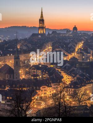 Suisse, canton de Berne, Berne, vue sur la vieille ville illuminée le matin Banque D'Images
