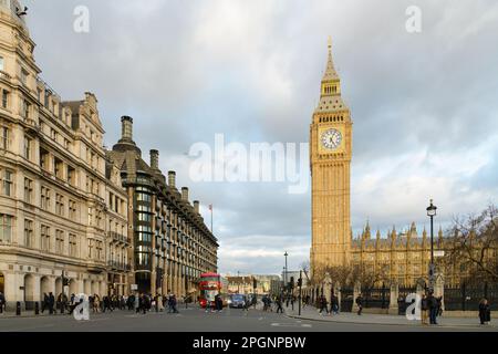 Londres, Royaume-Uni - 27 février 2023 ; Tour Elizabeth avec horloge à l'approche du pont de Westminster à Londres Banque D'Images