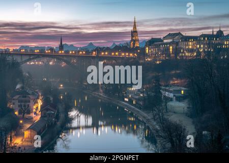 Suisse, canton de Berne, Berne, vue de Lorrainebrucke à la vieille ville le matin Banque D'Images