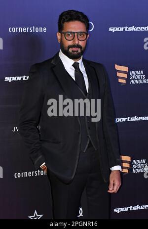 Mumbai, Inde. 23rd mars 2023. L'acteur Bollywood Abhishek Bachchan pose pour une photo pendant le tapis rouge Indian Sports Honors à Mumbai. Le prix vise à récompenser l'excellence dans divers sports et à encourager les talents à venir. Crédit : SOPA Images Limited/Alamy Live News Banque D'Images