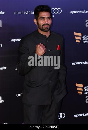 Mumbai, Inde. 23rd mars 2023. Le boxeur indien Vijender Singh Beniwal pose pour une photo pendant le tapis rouge Indian Sports Honors à Mumbai. Le prix vise à récompenser l'excellence dans divers sports et à encourager les talents à venir. Crédit : SOPA Images Limited/Alamy Live News Banque D'Images