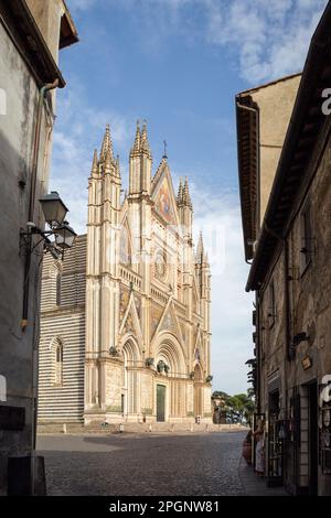 Célèbre cathédrale de Santa Maria Assunta le jour ensoleillé, Orvieto, Italie Banque D'Images