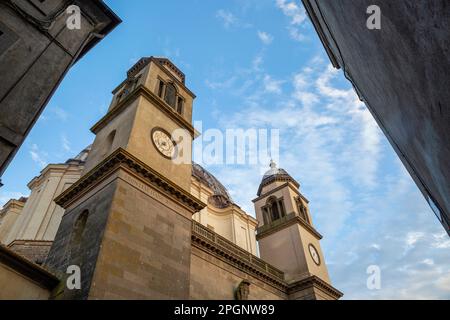 Tour de l'horloge de la basilique de Santa Margherita sous le ciel Banque D'Images