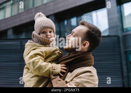 Père avec son fils debout devant le bâtiment Banque D'Images