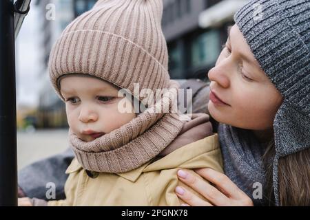 Mère et fils portant des chapeaux en tricot Banque D'Images