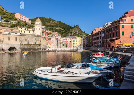 Italie, Ligurie, Vernazza, bord de ville côtière le long de Cinque Terre avec des bateaux amarrés en premier plan Banque D'Images