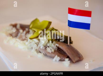 Dutch Herring pour en-cas avec le drapeau hollandais Banque D'Images