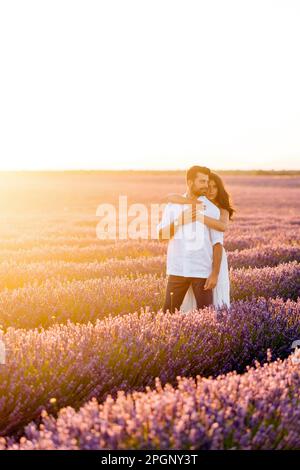 Jeune femme debout avec l'homme dans le champ de lavande Banque D'Images