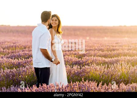 Couple heureux debout dans le champ de lavande Banque D'Images