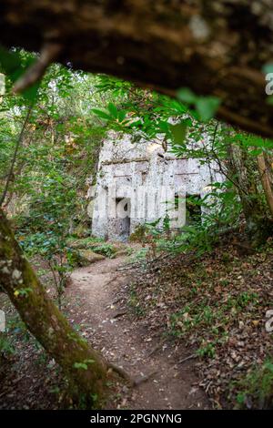 Chemin menant à l'entrée de la nécropole étrusque de San Guilano en Latium, Italie Banque D'Images