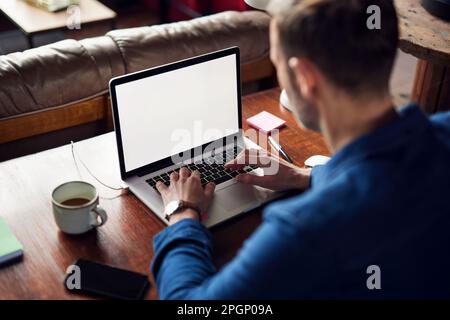 Travailleur indépendant travaillant sur ordinateur portable au bureau dans le bureau de loft Banque D'Images