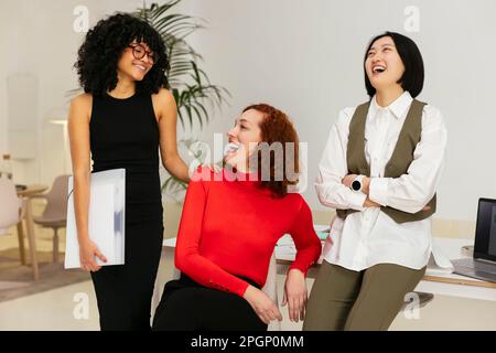 Des femmes d'affaires qui s'amusent dans la salle de réunion au bureau Banque D'Images