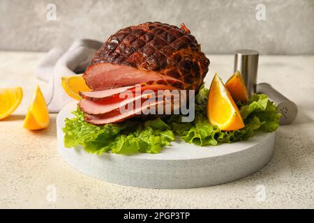 Assiette avec de savoureux tranches de jambon fumé et de citron sur la table Banque D'Images