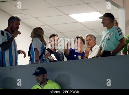 Buenos Aires, Argentine. 23rd mars 2023. Football: International, Argentine - Panama, Estadio Mas Monumental. Jorge Messi (2nd de droite) parle dans le stade. Credit: Gustavo Ortiz/dpa/Alay Live News Banque D'Images