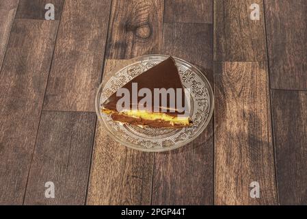 Le gâteau de grand-mère est un gâteau de biscuit qui a une ou deux couches de crème de pâtisserie comme garniture au lieu de crème anglaise ou de flan Banque D'Images