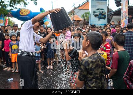 Denpasar, Bali, Indonésie - 23 mars 2023 : festival Omed-Omeda également connu sous le nom de rituel de Kissing dans les rues de Denpasar, Bali, Indonésie. Banque D'Images