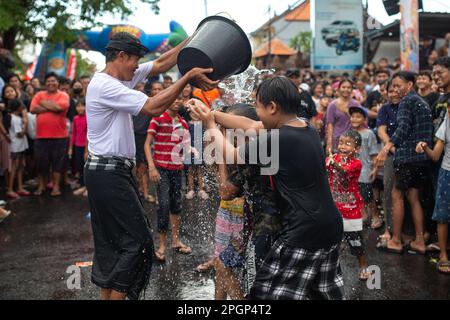 Denpasar, Bali, Indonésie - 23 mars 2023 : festival Omed-Omeda également connu sous le nom de rituel de Kissing dans les rues de Denpasar, Bali, Indonésie. Banque D'Images