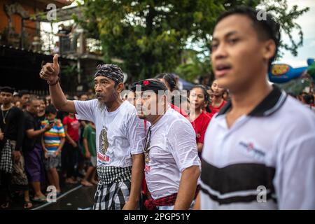 Denpasar, Bali, Indonésie - 23 mars 2023 : festival Omed-Omeda également connu sous le nom de rituel de Kissing dans les rues de Denpasar, Bali, Indonésie. Banque D'Images