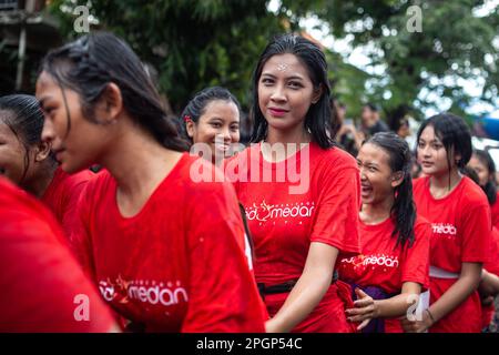 Denpasar, Bali, Indonésie - 23 mars 2023 : festival Omed-Omeda également connu sous le nom de rituel de Kissing dans les rues de Denpasar, Bali, Indonésie. Banque D'Images