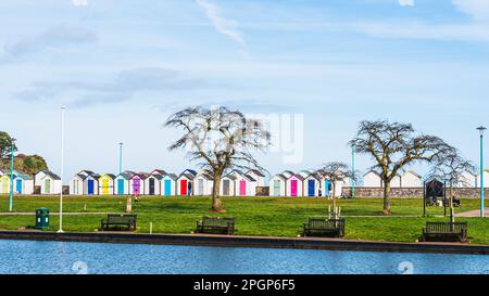 Cabanes de plage, Goodrington Boating Lakes, Paignton, Devon, Angleterre Banque D'Images