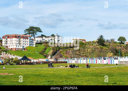 Cabanes de plage, Goodrington Boating Lakes, Paignton, Devon, Angleterre Banque D'Images