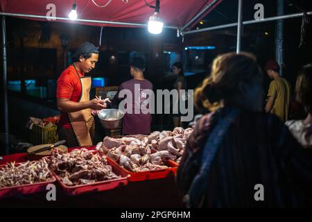 Denpasar, Bali, Indonésie - 23 mars 2023: Les gens au Pasar Kumbasari, marché traditionnel à Denpasar, Bali, Indonésie. Banque D'Images