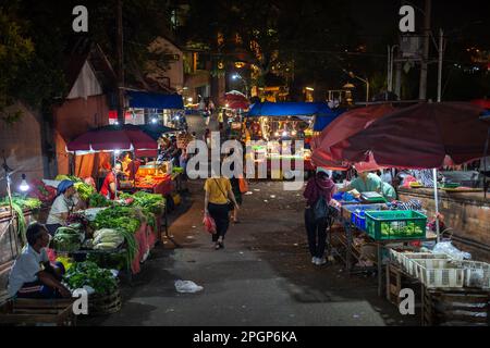 Denpasar, Bali, Indonésie - 23 mars 2023: Les gens au Pasar Kumbasari, marché traditionnel à Denpasar, Bali, Indonésie. Banque D'Images