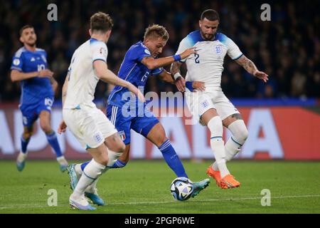 Le joueur italien Mateo Retegui (Tigre) lance des défis pour le ballon avec le défenseur de l'Angleterre Kyle Walker (Manchester City) pendant les qualifications européennes, match Italie contre Angleterre au stade Diego Armando Maradona à Naples, dans le sud de l'Italie, sur 23 mars 2023. Banque D'Images