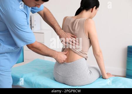 Orthopédiste examinant le retour de la femme en clinique. Traitement par scoliose Banque D'Images