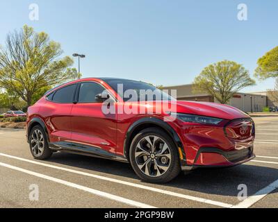 Voiture électrique Ford Mustang Mach E entièrement électrique, de couleur rouge, conçue pour être une voiture ou un véhicule écologique durable en Alabama, aux États-Unis. Banque D'Images